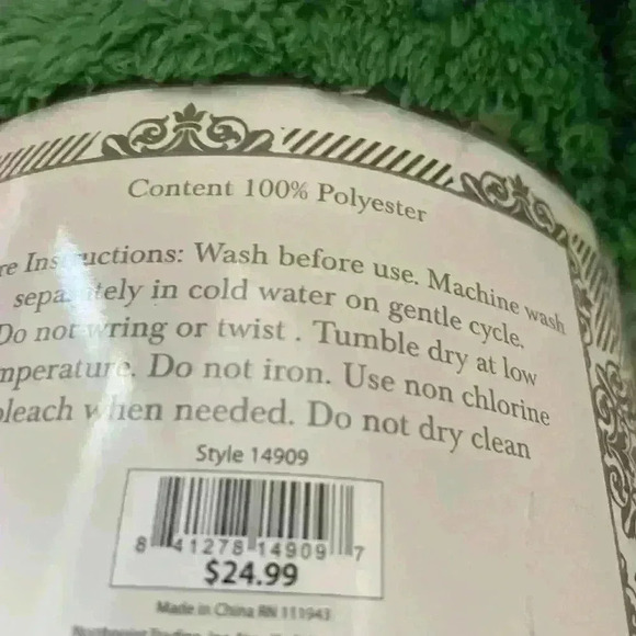 Fine Linen brand plush throw 50”x60”100% polyester machine washable - Picture 4 of 4